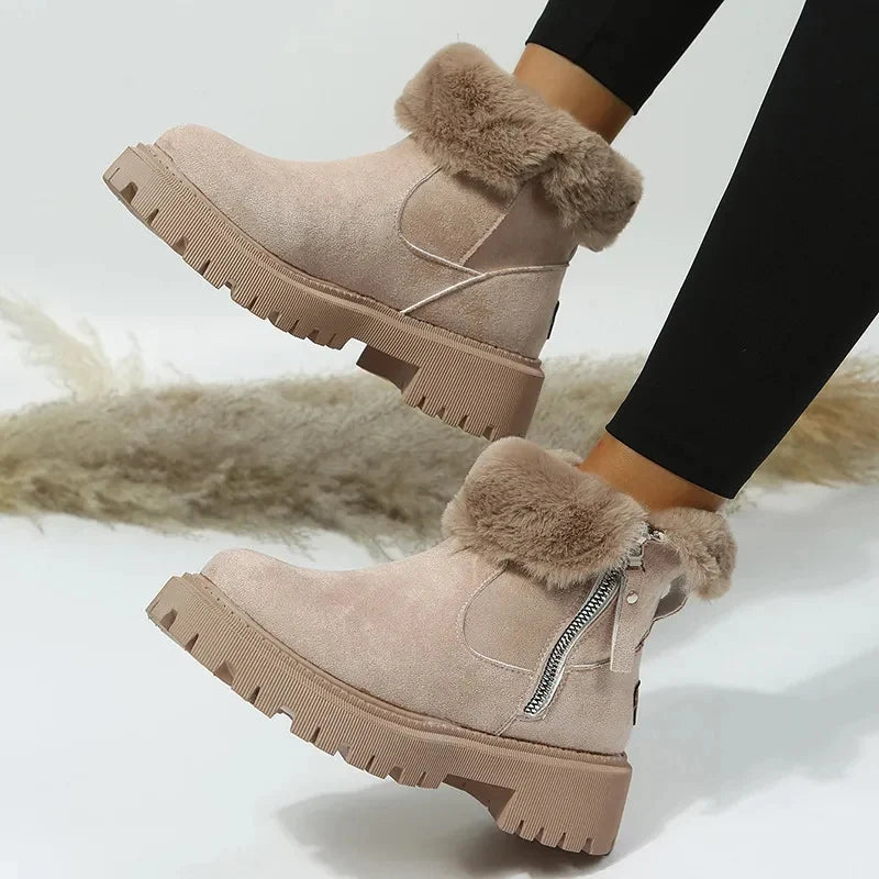 Zijaanzicht van beige winterlaarzen met zachte bontrand en decoratieve gespen aan de zijkant