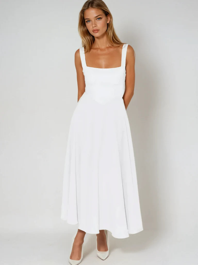 Model in midi jurk met vierkante hals, toont klassieke uitstraling