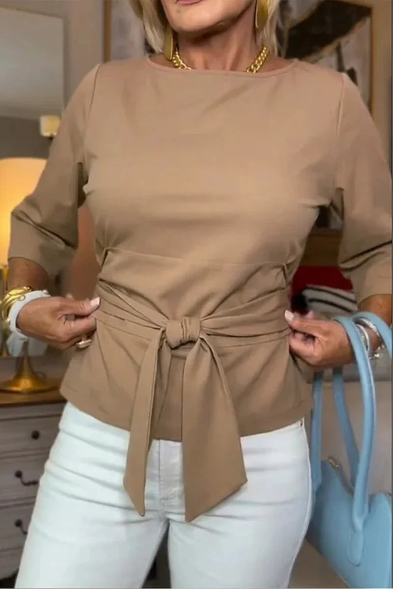 Dames top met verstelbare strikdetail in de taille en ronde hals in beige kleur