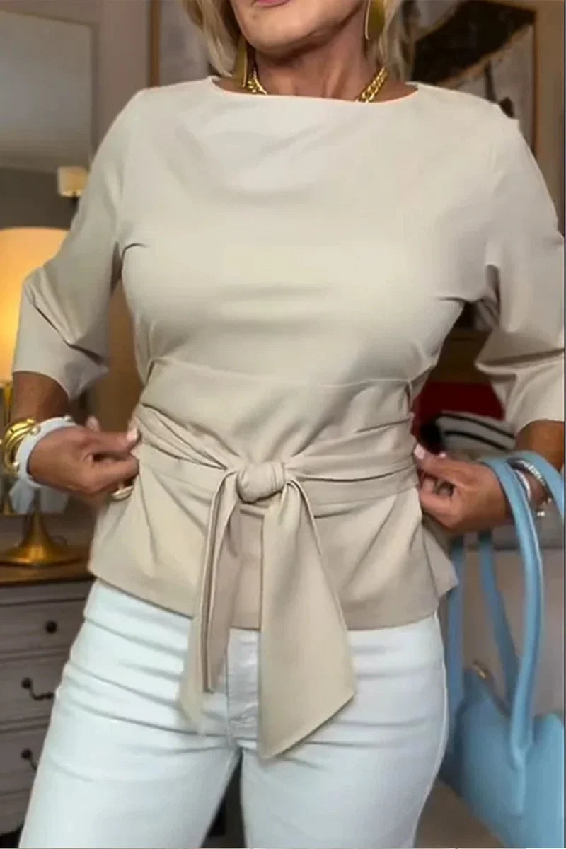 Dames top met strikdetail gecombineerd met casual outfit en accessoires
