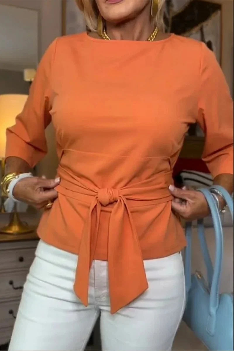 Vrouwelijke top met verstelbare taille strik in neutrale beige kleur
