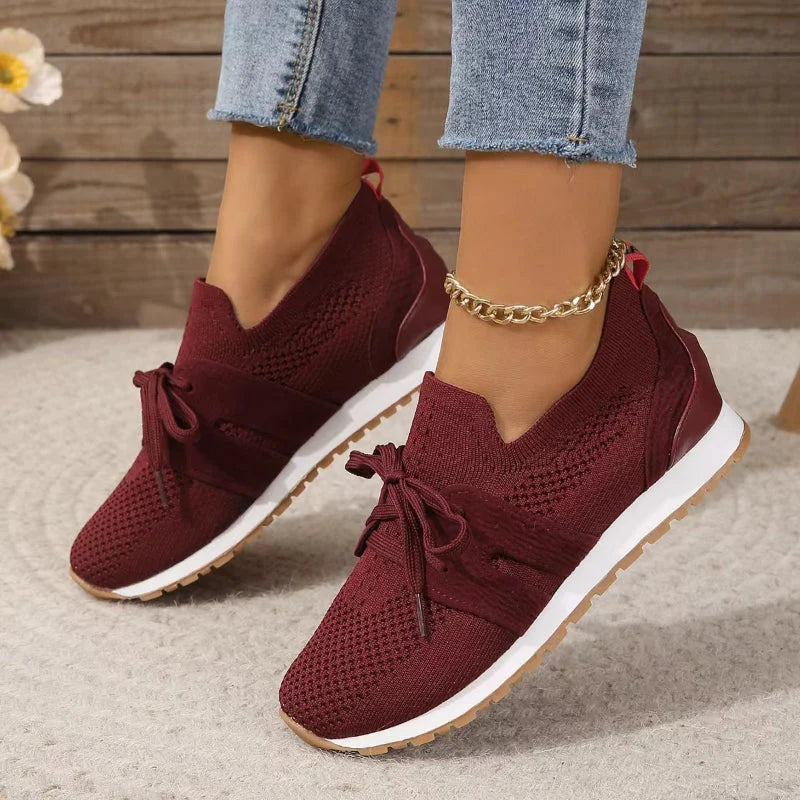 Bovenaanzicht van dames sneakers met gebreide textuur en klassieke vetersluiting