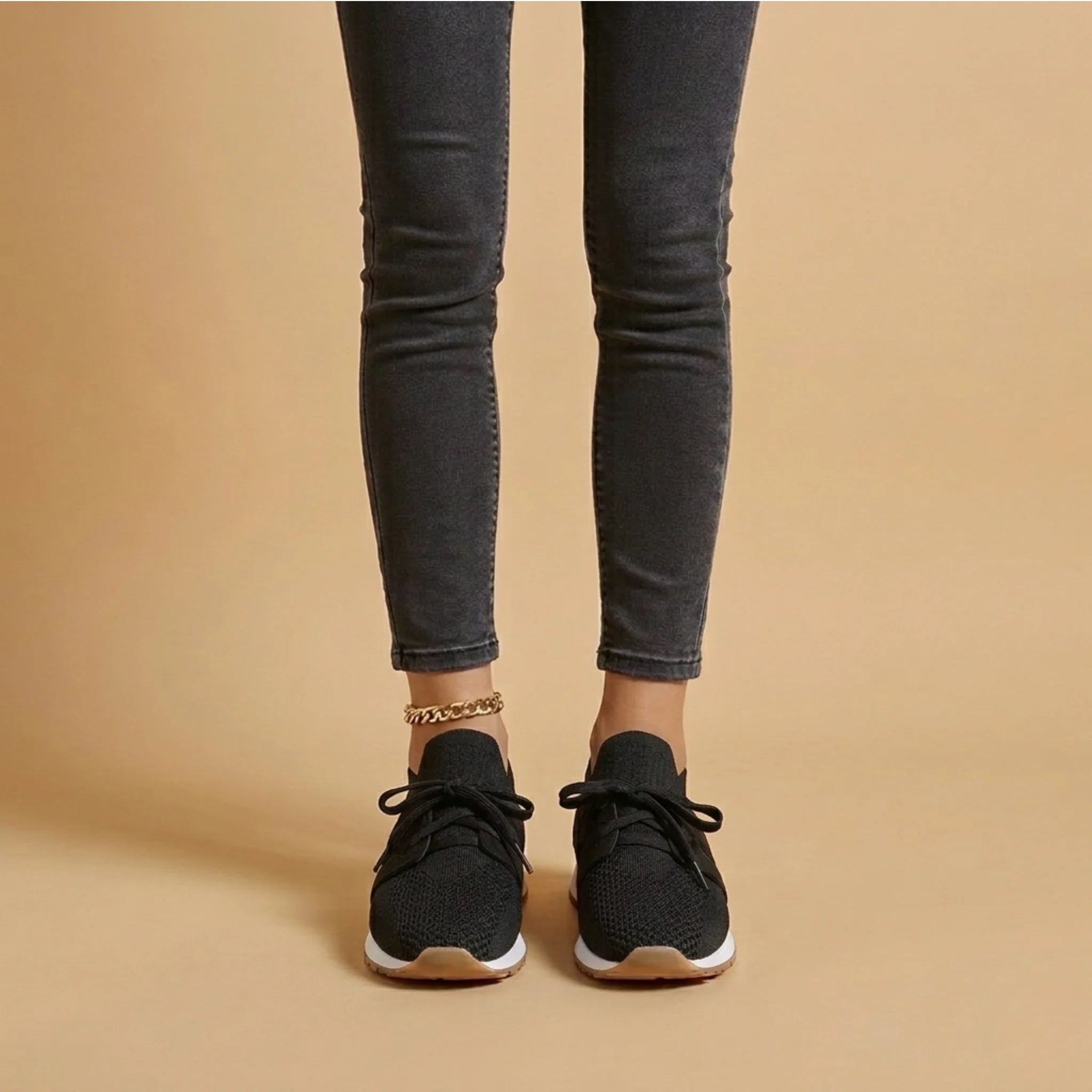 Hielaanzicht met rood accentdetail op zwarte gebreide sneaker met witte zool