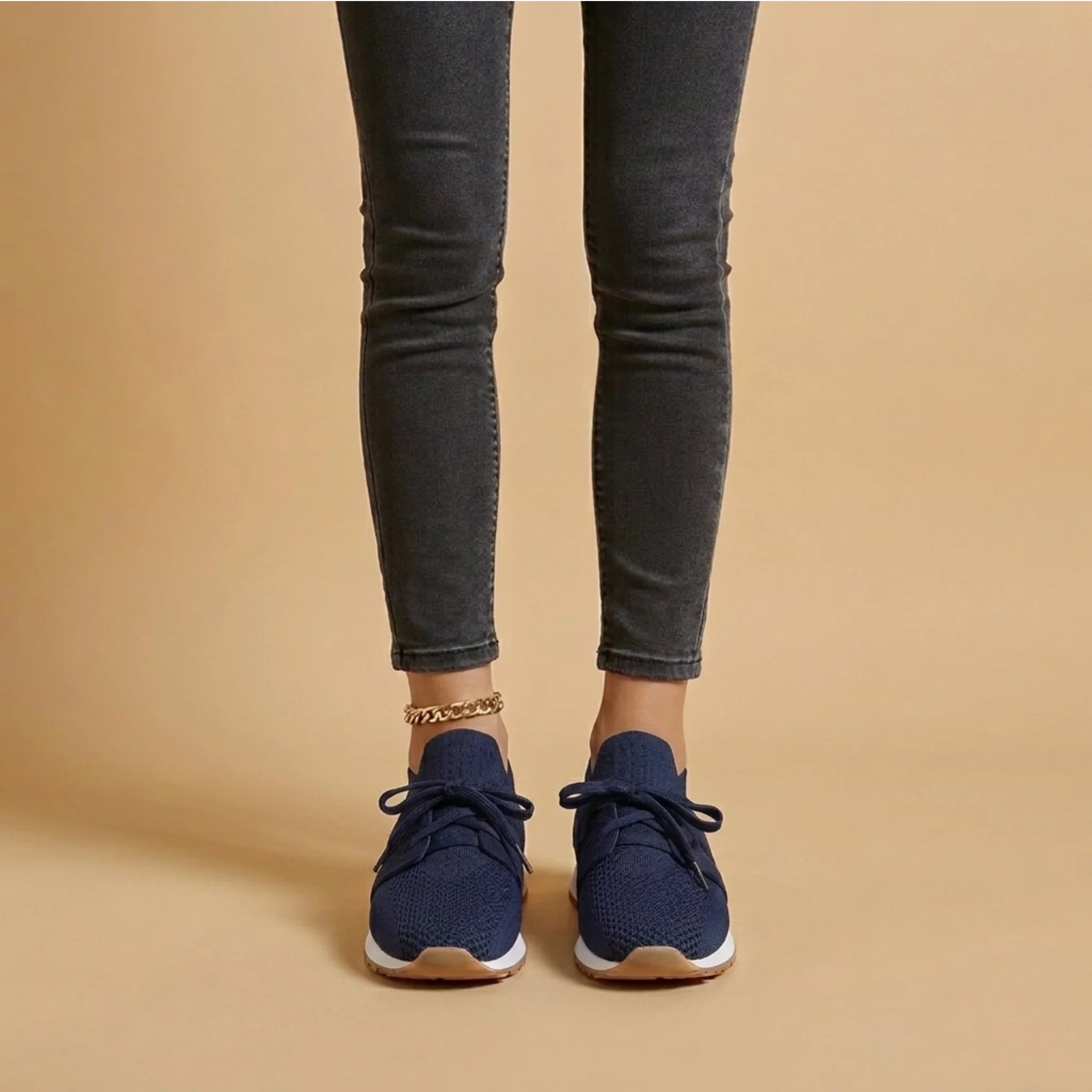 Volledig zicht op zwarte dames sneakers met gebreid bovenwerk en ondersteunende zoolconstructie