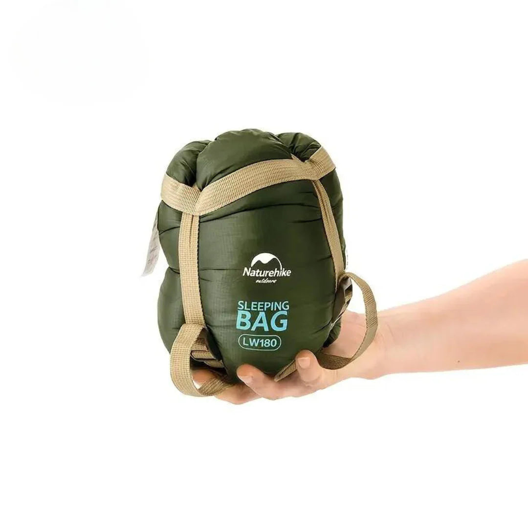 Compacte slaapzak outdoor camping getoond in hand, lichtgewicht ontwerp voor gemakkelijk transport tijdens kampeertrips
