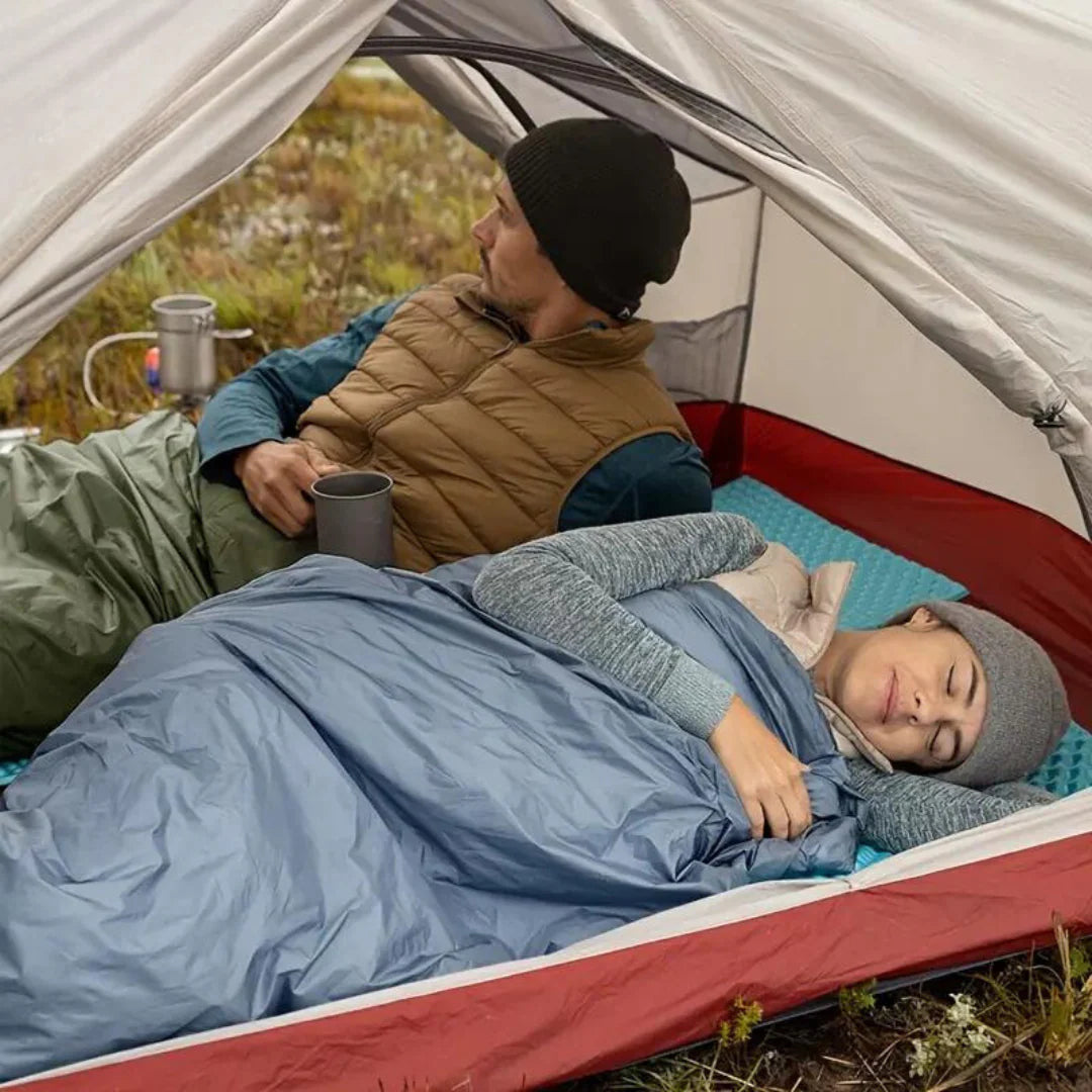 Compacte slaapzak outdoor camping detail van compressieriemen en opvouwbare constructie voor ruimtebesparende opslag