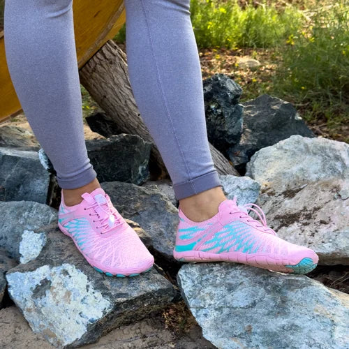 Achteraanzicht van barefoot sneakers met roze hielversterking en flexibele zoolconstructie