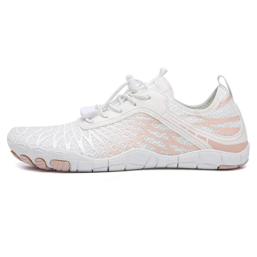 Achteraanzicht van barefoot sneakers met trekkerlip en roze accent op hiel