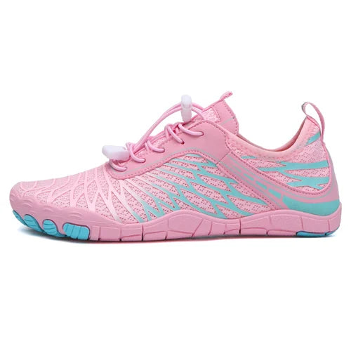 Close-up van zoolpatroon op barefoot sneakers met groeven voor optimale grip en flexibiliteit