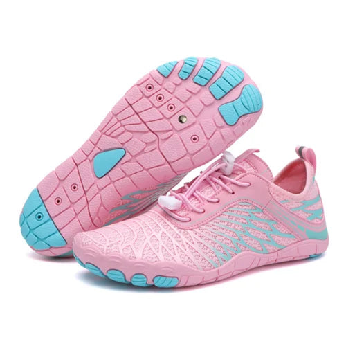 Close-up van mesh bovenwerk op barefoot sneakers met zachte voering en vetersluiting
