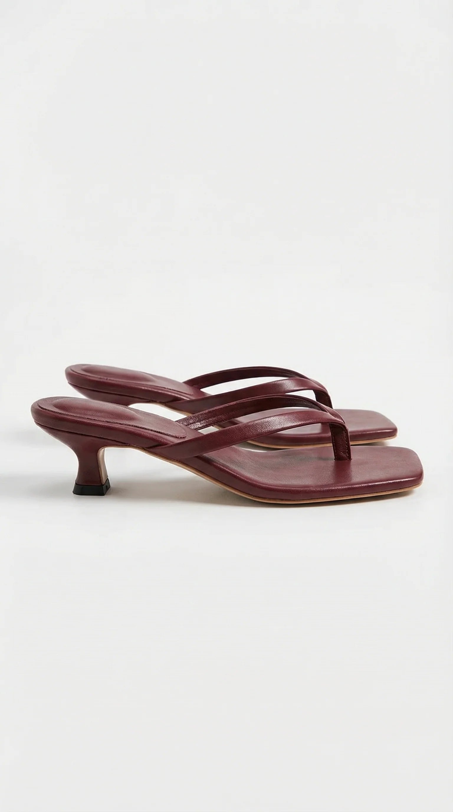 Zijaanzicht van minimalistische kitten heel sandalen met gladde afwerking voor dames