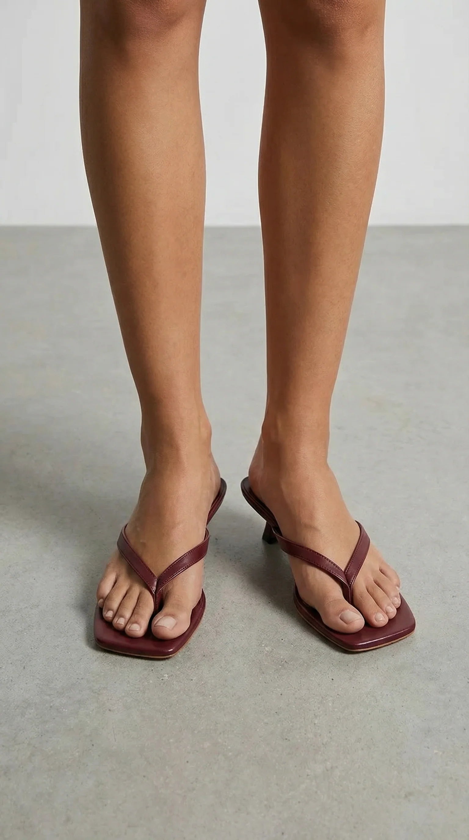 Detail van sculptuurhak en bandjes van casual-chique kitten heel slippers