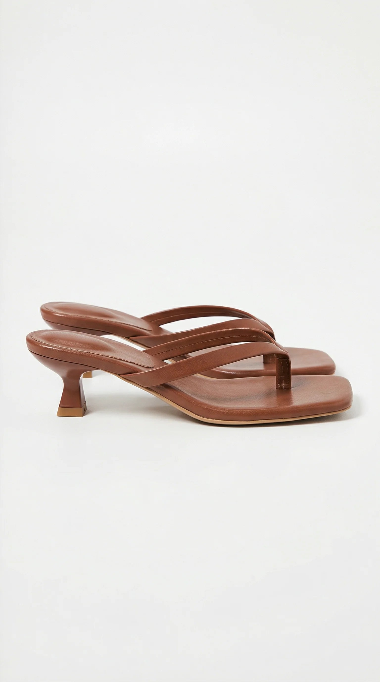 Dames kitten heel slippers met verfijnde bandjes geschikt voor zomerse casual momenten