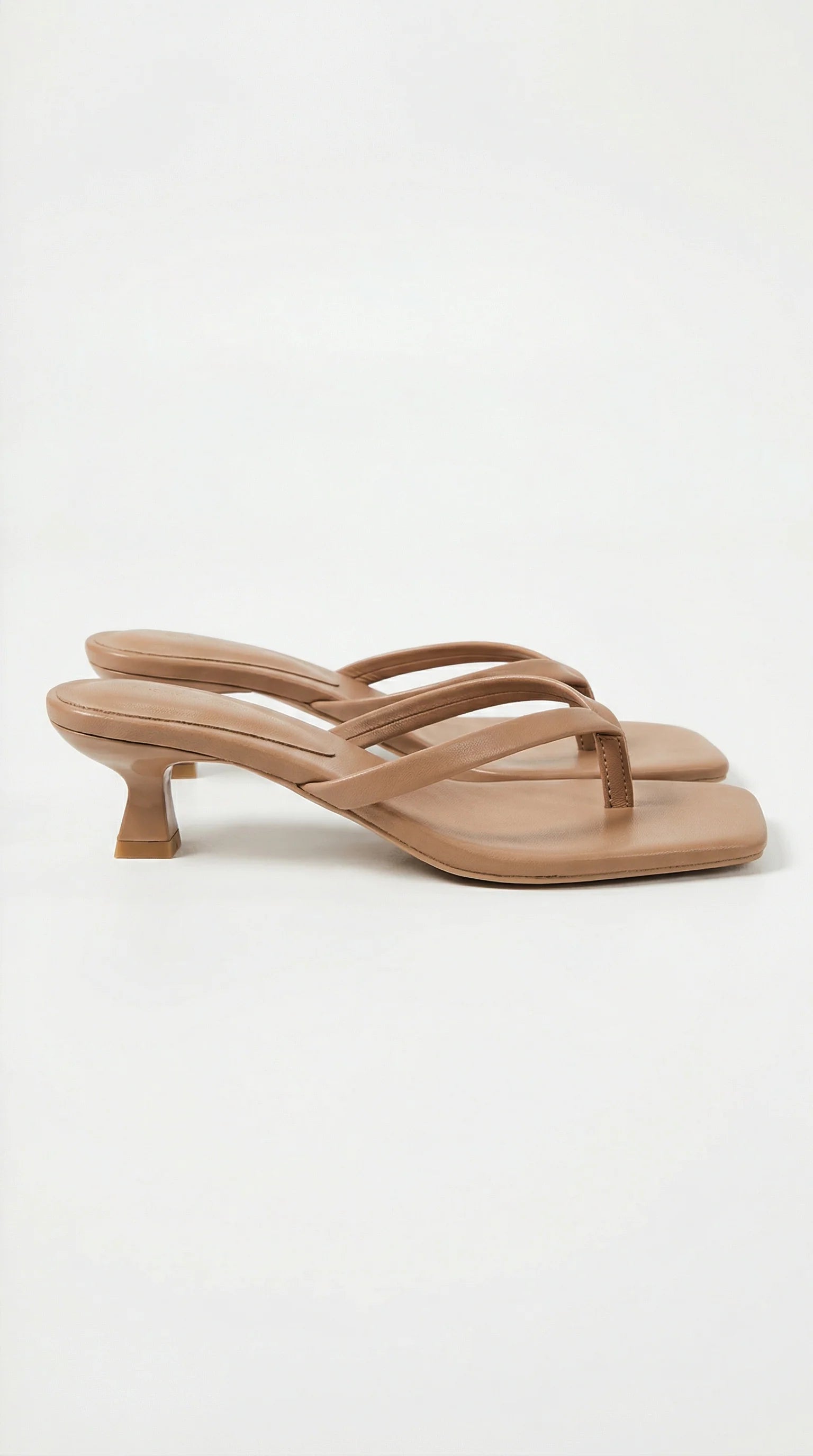Achteraanzicht van dames kitten heel sandalen met sculptuurhak en open teen design