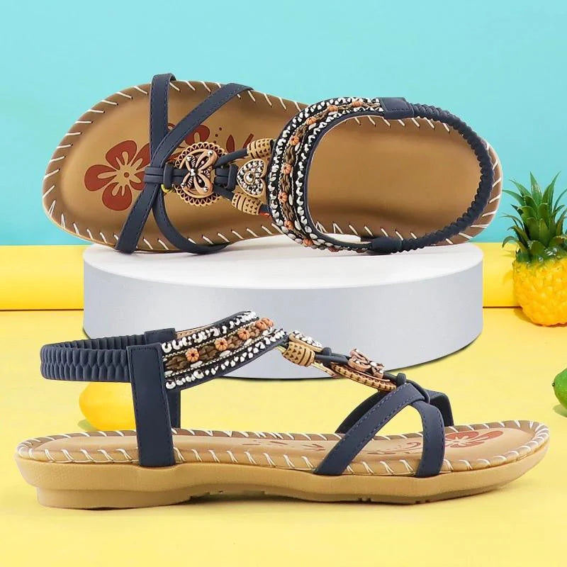 Bovenaanzicht van sandalen met kleurrijke kralenversiering en verstelbare bandjes