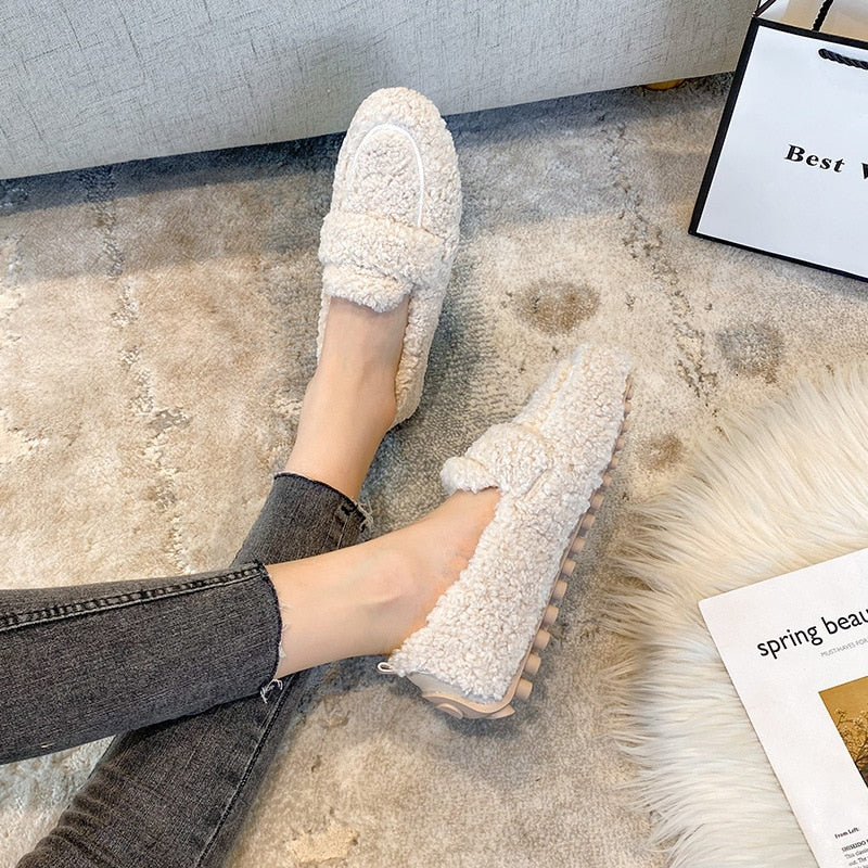 Zijaanzicht dames teddy pantoffel met gesloten teenmodel en antislip buitenzool