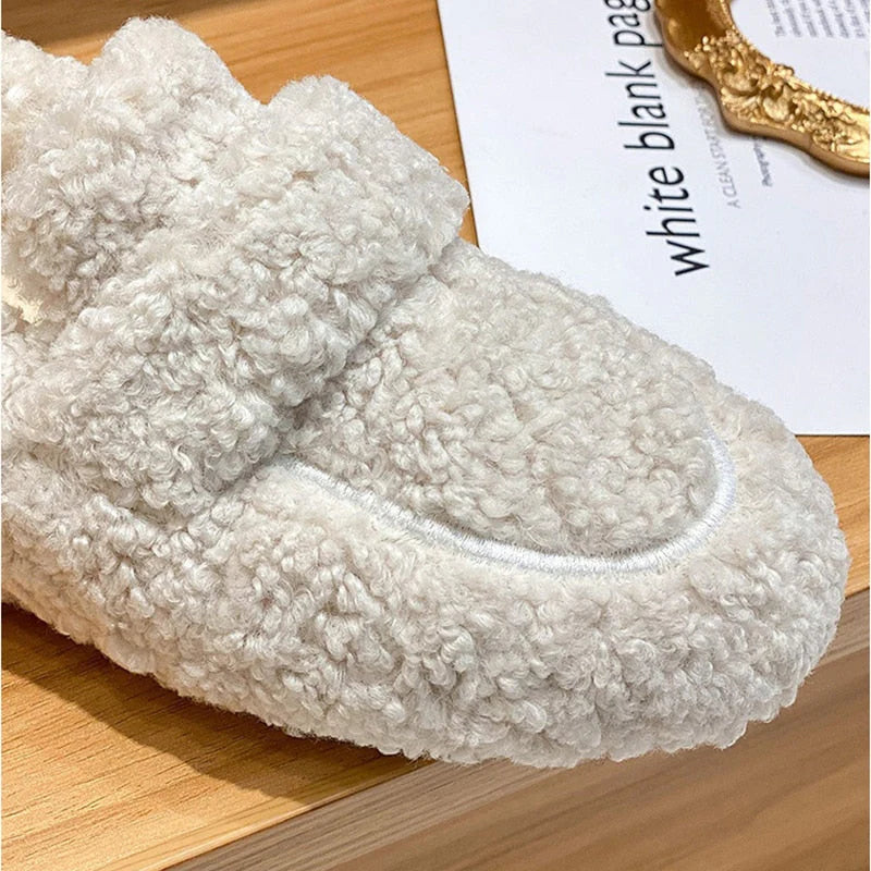 Detail van zachte pluche textuur op zwarte teddy pantoffel voor dames