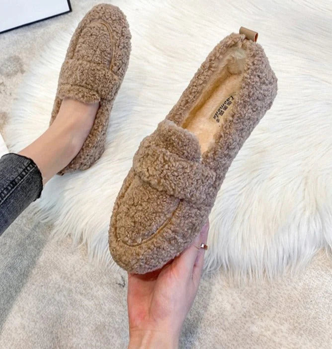 Dames teddy pantoffels in zwart met zachte binnenbekleding en comfortabele pasvorm