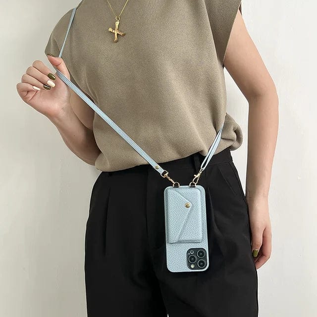 Vrouw draagt telefoonhoesje crossbody met verstelbare band over beige mouwloze top en zwarte broek