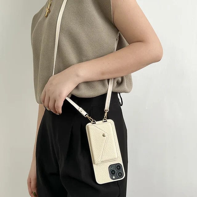 Compact telefoonhoesje crossbody gedragen met zwarte band over casual outfit voor dagelijks gebruik