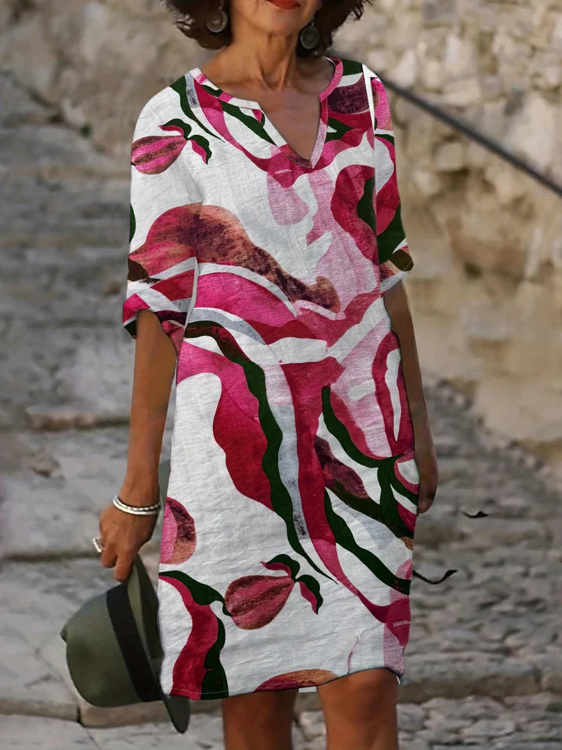 Vrouw in ontspannen zomerjurk met abstracte print voor vakantie en casual gelegenheden
