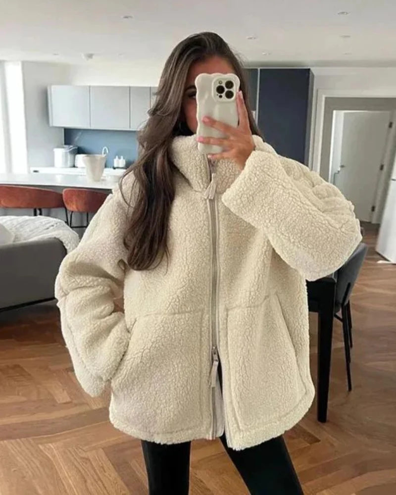 Dames oversized teddy jas in crème met fleece structuur, hoge kraag en ritssluiting voor casual winterlooks