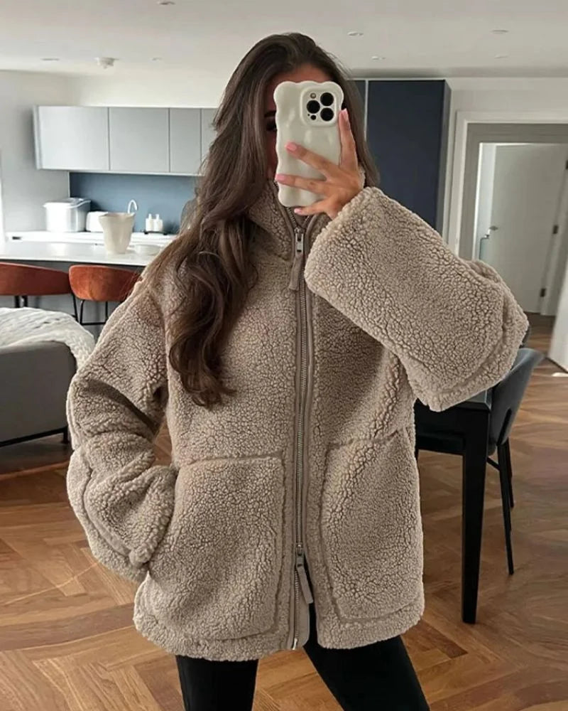 Dames fleece jas met hoge kraag en relaxed fit, combineerbaar met jeans en sneakers voor weekend-outfits