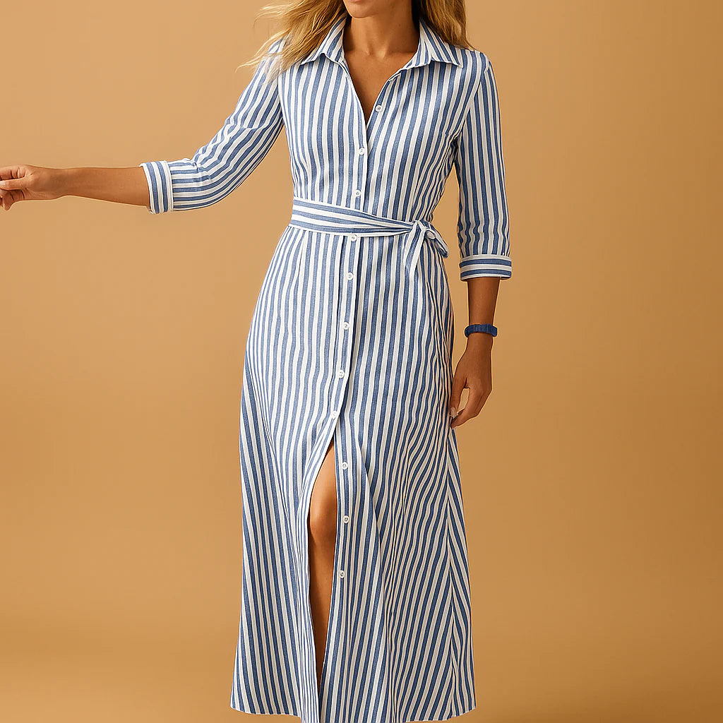 Detailopname van gestreepte maxi blousejurk met knoopsluiting en ceintuur