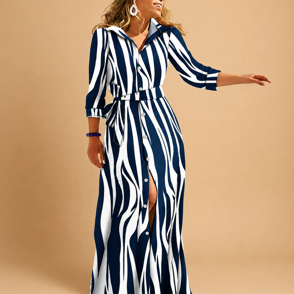 Close-up van hemdkraag en knoopdetail op gestreepte maxi blousejurk
