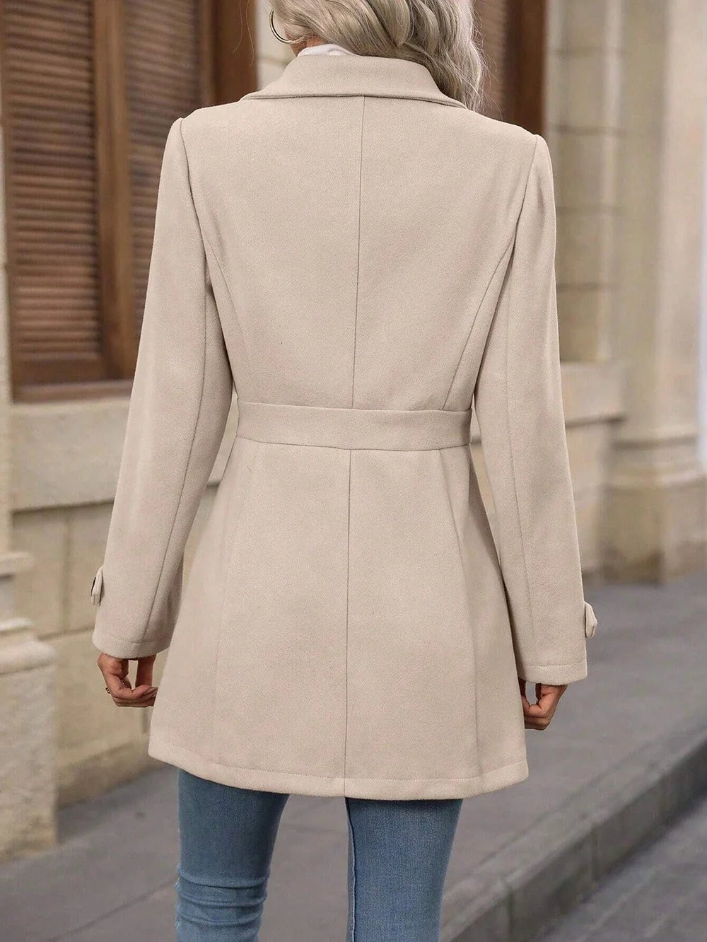 Getailleerde dames trenchcoat met verstelbare ceintuur die de taille accentueert en een vrouwelijk silhouet creëert voor tussenseizoen