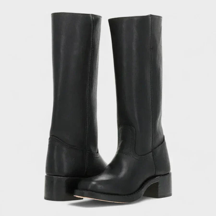 Dames retro laarzen met blokkhak en rechte schacht in klassiek design op neutrale achtergrond