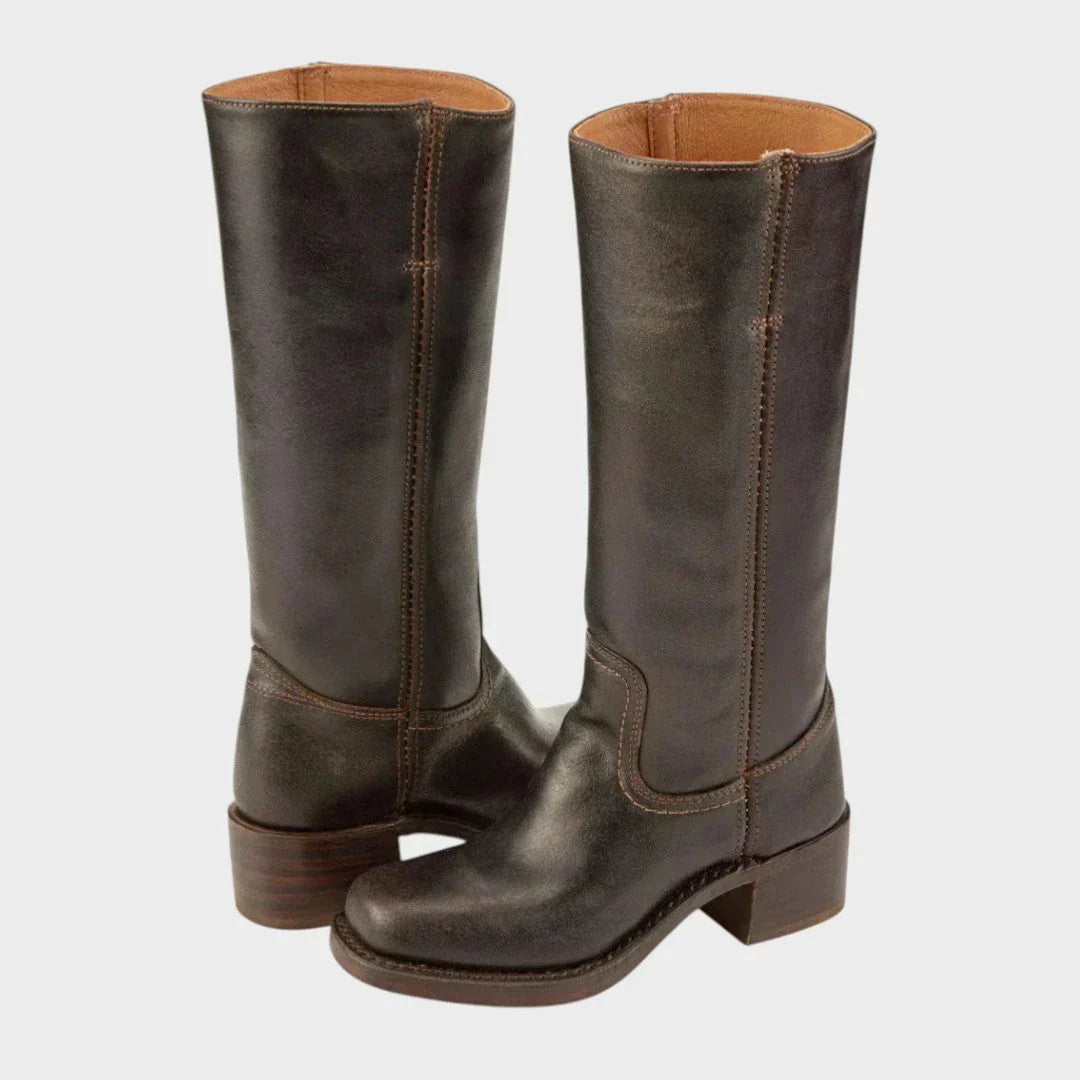 Zijaanzicht van hoge retro laarzen met stevige blokkhak en strakke silhouet voor dames