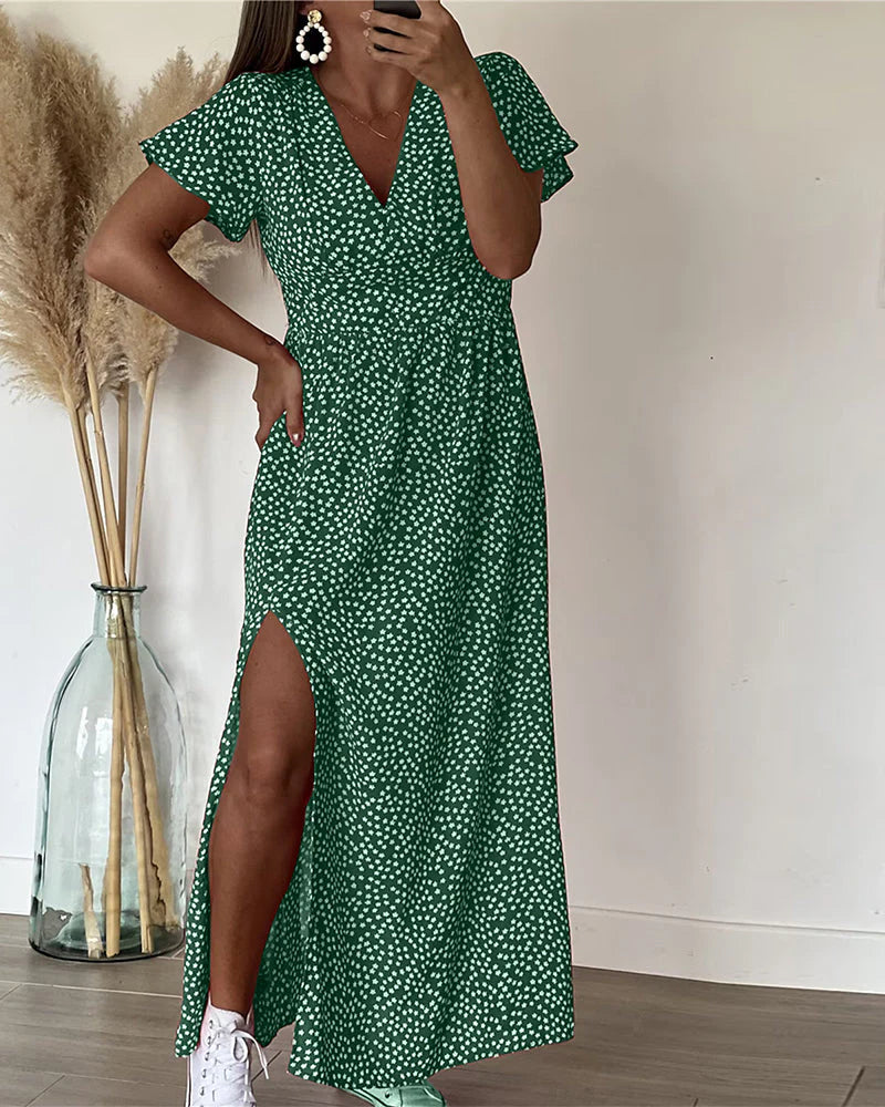 Close-up van aangetailleerde taille en polkadot print op vrouwelijke maxi jurk met volants