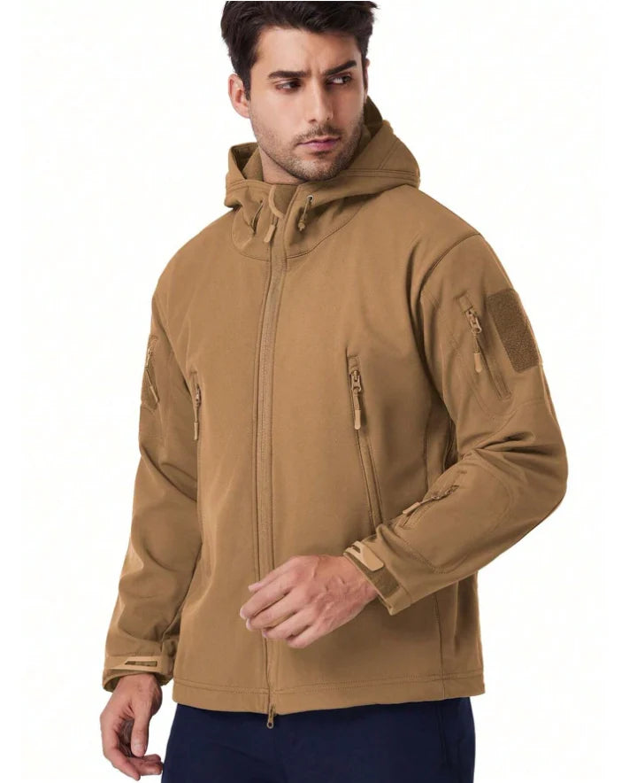 Detail van fleecevoering en water- en winddichte stof op heren outdoor jas