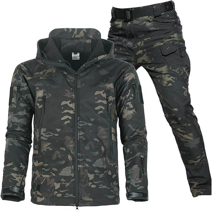 Close-up van ritssluitingen en zakken met klep op heren cargo broek