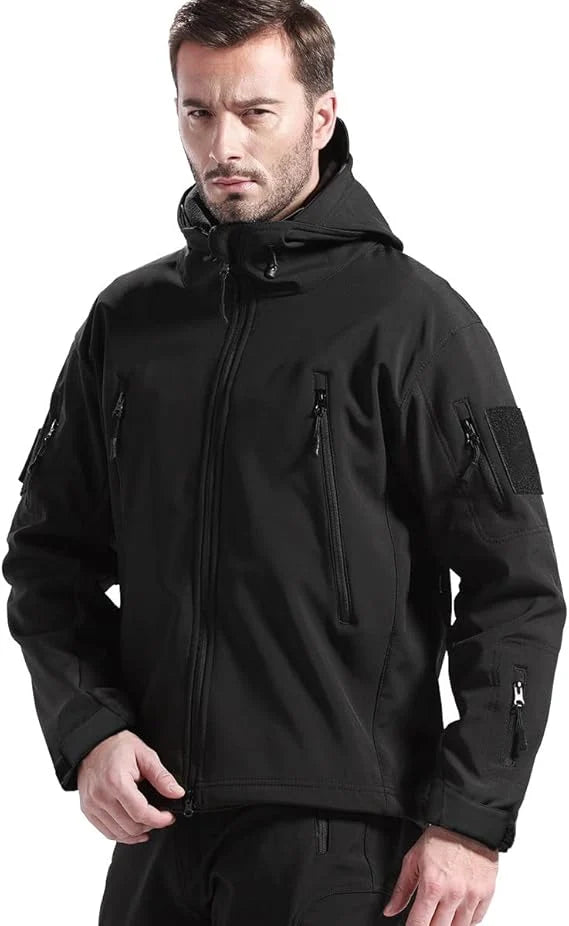Zijaanzicht van heren outdoor set met verstelbare capuchon en ritssluitingen op jas en broek