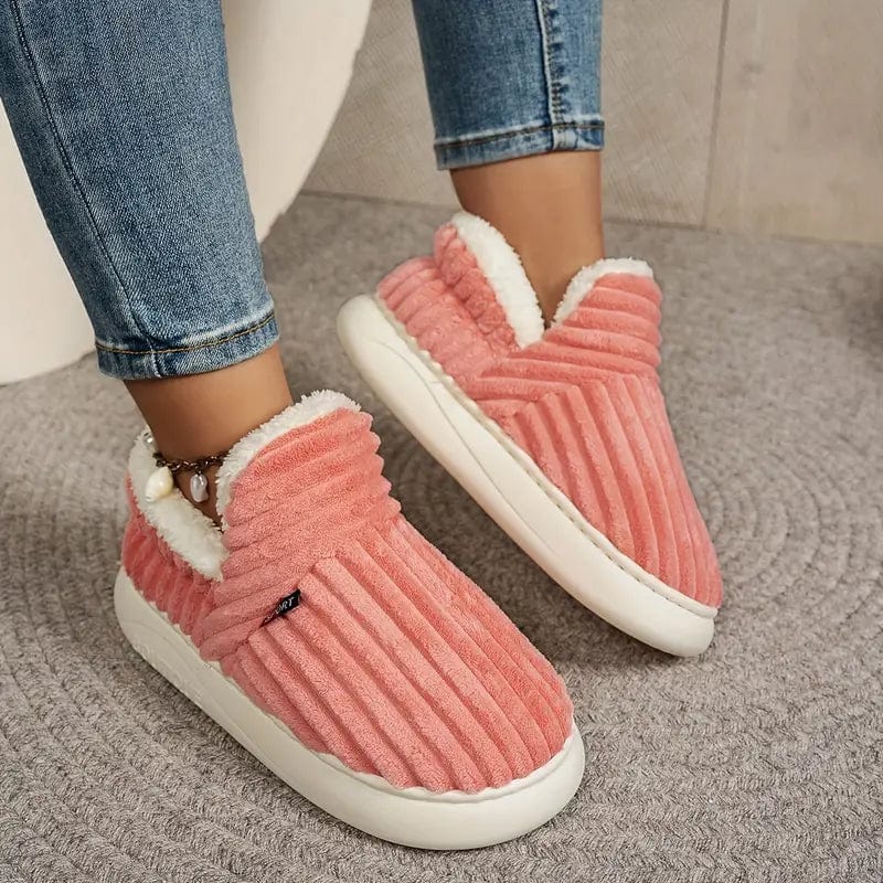 Dames gevoerde pantoffels winter met ribfluweel bovenkant en pluche rand gedragen met spijkerbroek
