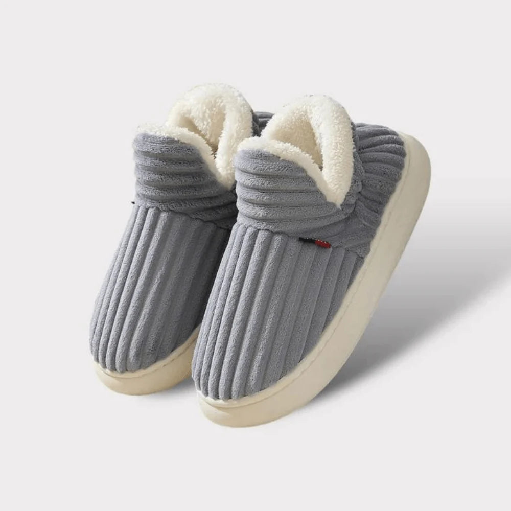 Warme instap pantoffels met ribfluweel textuur en zachte rand voor ontspannen momenten