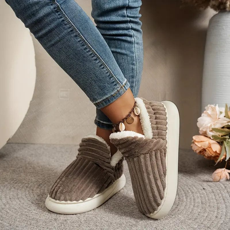 Gevoerde pantoffels voor dames met antislip zool en zachte voering in roze kleur
