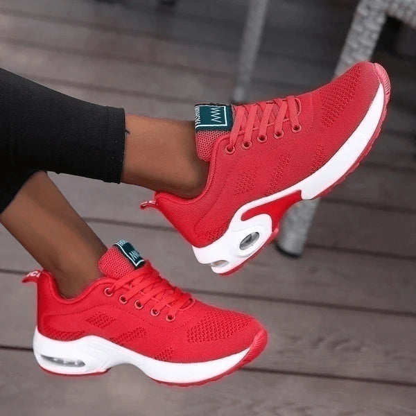 Rode dames sneakers met luchtkussen en mesh bovenkant, gedragen met zwarte legging