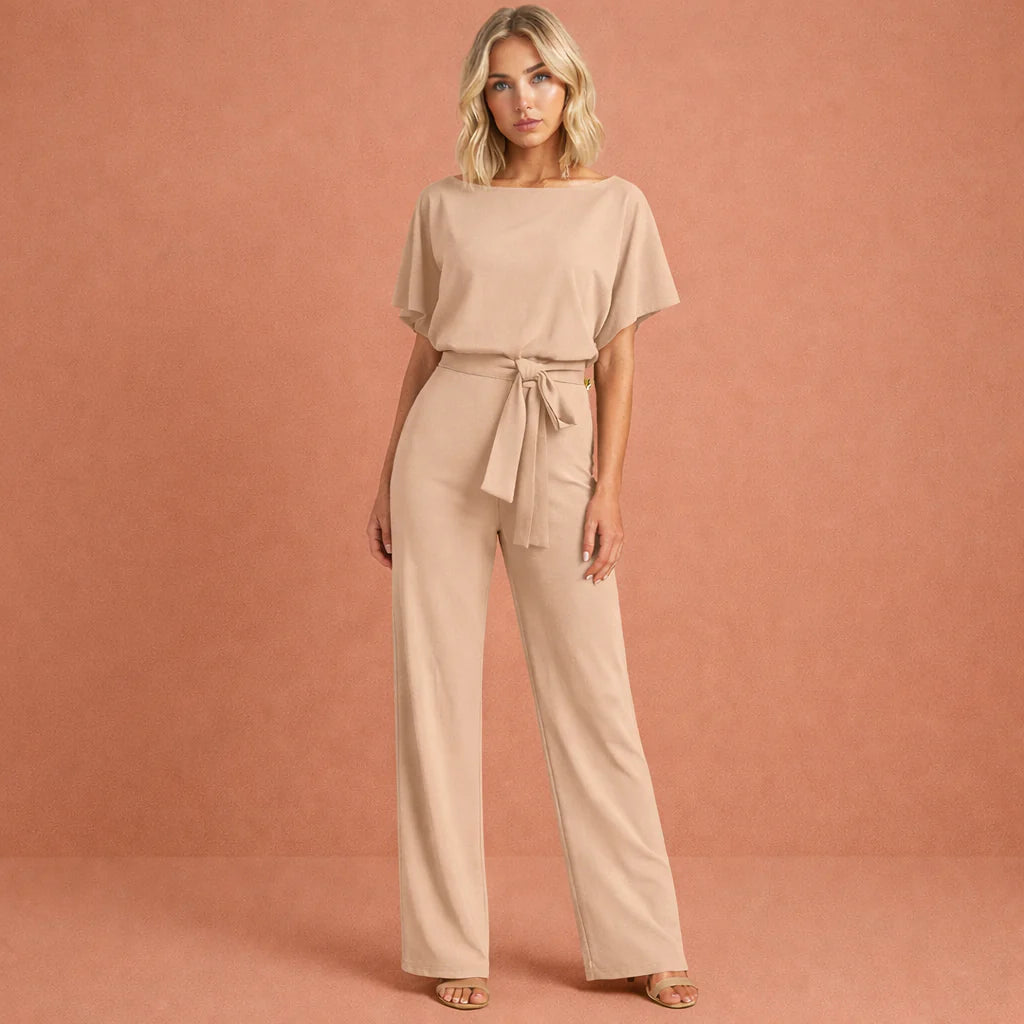 Beige jumpsuit met losse boothals top en wijde pijpen, afneembare strikceintuur markeert de taille