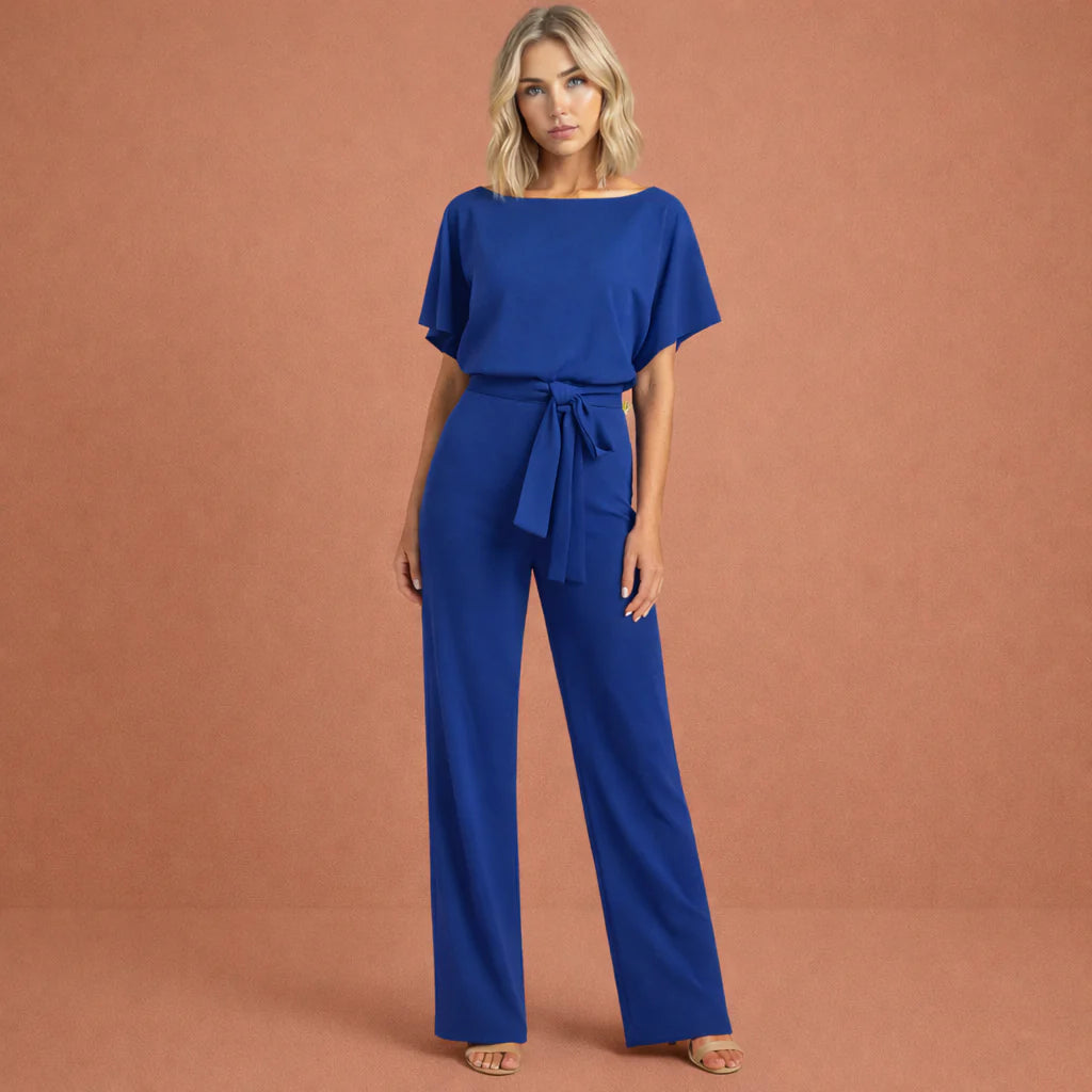 Zijaanzicht jumpsuit met wijde pijpen en losse top, strikceintuur accentueert middel