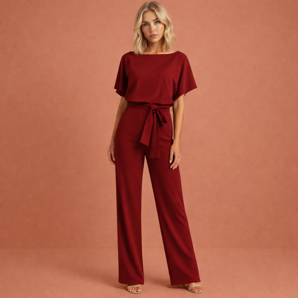 Volledige look jumpsuit met sandalen, losse top en rechte wijde pijpen