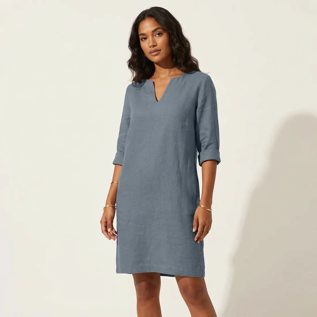 Zijaanzicht van ontspannen linnen tuniek jurk met minimalistisch design en zachte stof