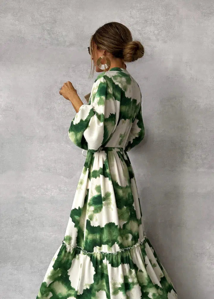 Vloeiende maxi jurk met opvallend print ontwerp en diepe V-hals, perfect voor feestelijke gelegenheden