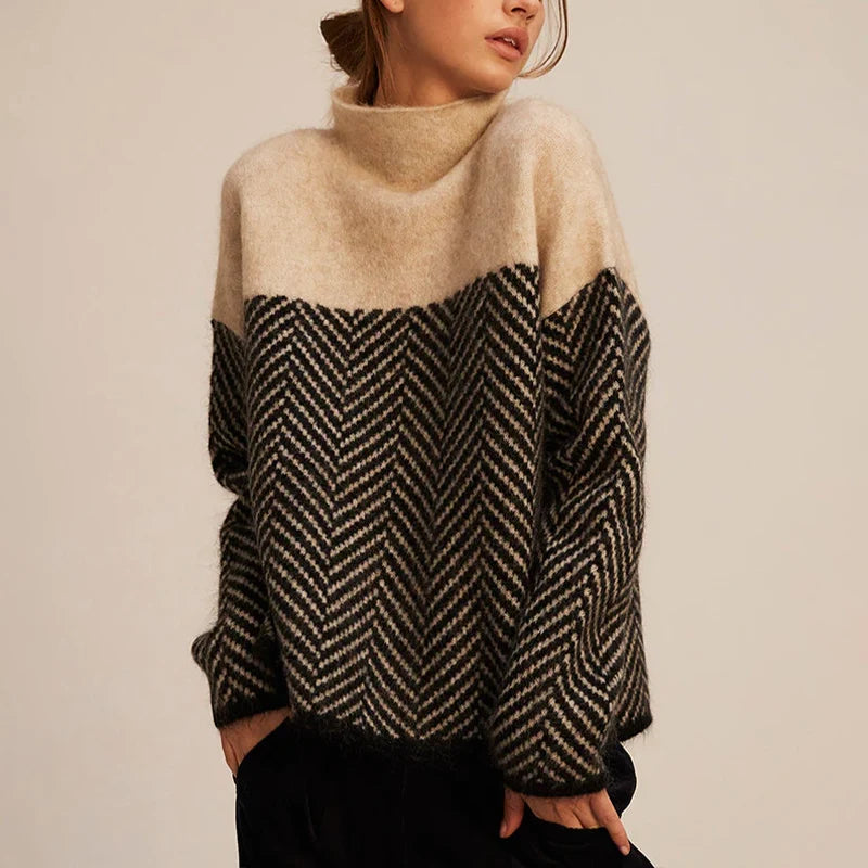 Vrouw draagt een trendy trui met hoge kraag in beige en zwart visgraatpatroon met relaxed pasvorm