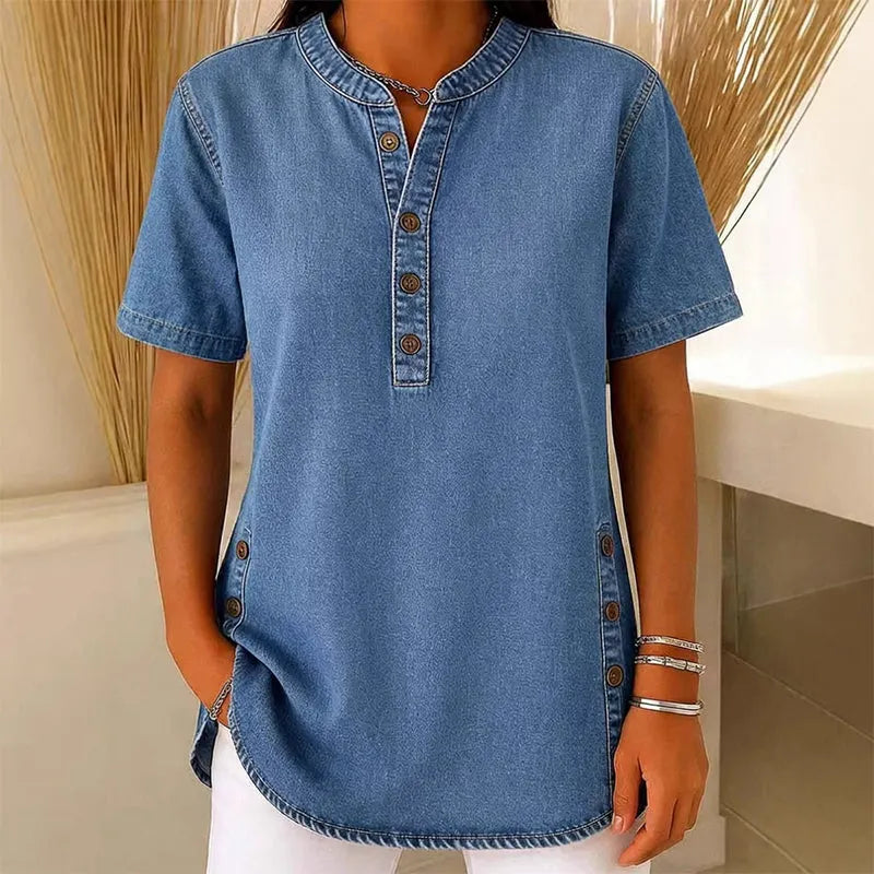 Dames denim tuniek met V-hals en korte mouwen in lichtblauw, gedragen met witte broek