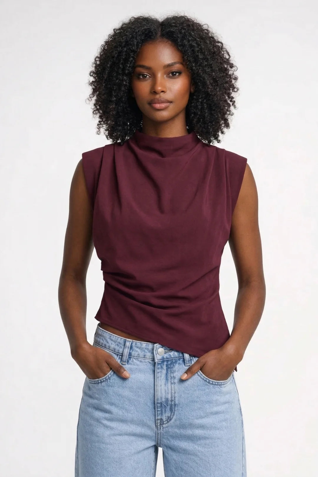 Dames mouwloze top met geplooide draperie en hoge hals in bordeauxrode kleur