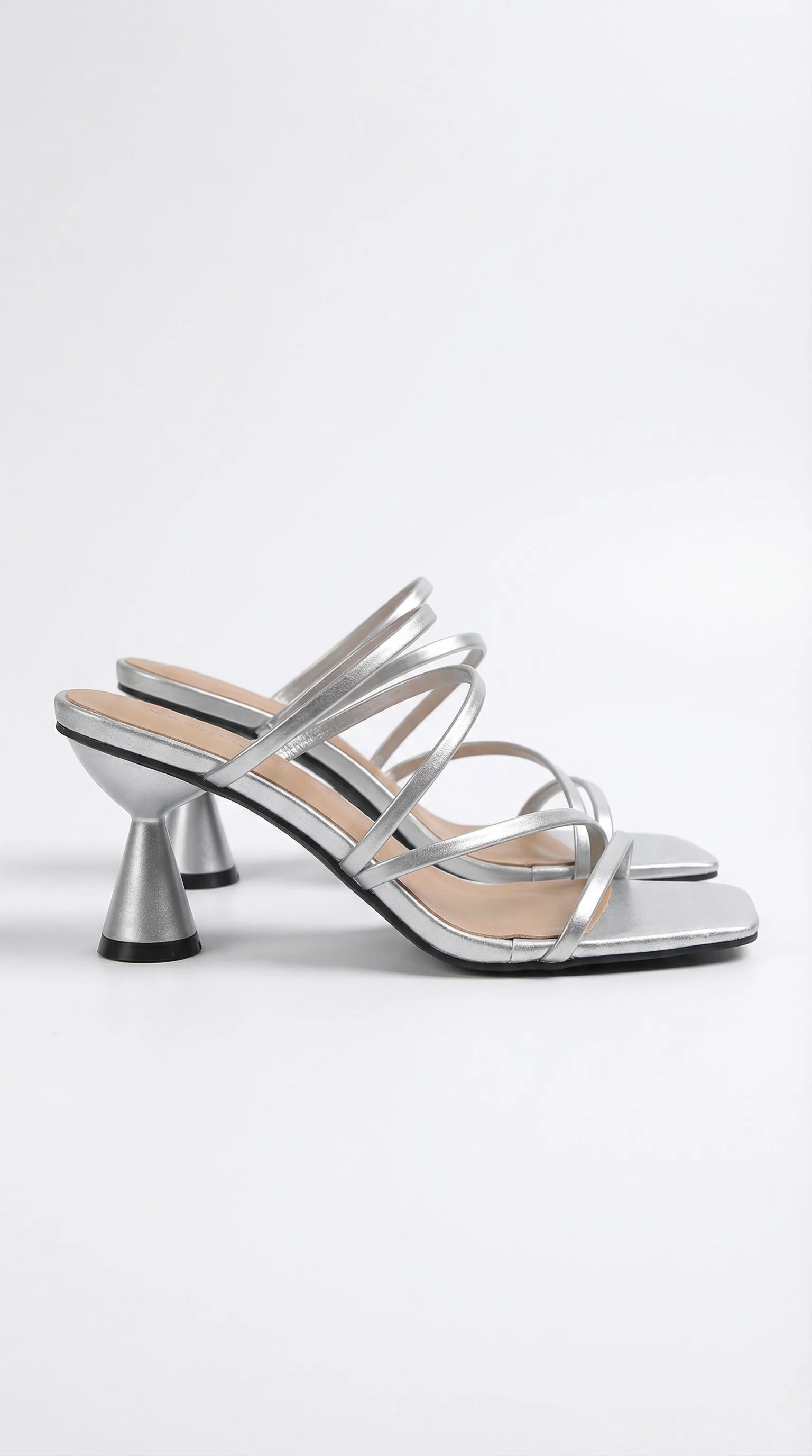 Dames sandalen met kitten heel en bandjes voor elegante zomerse outfits