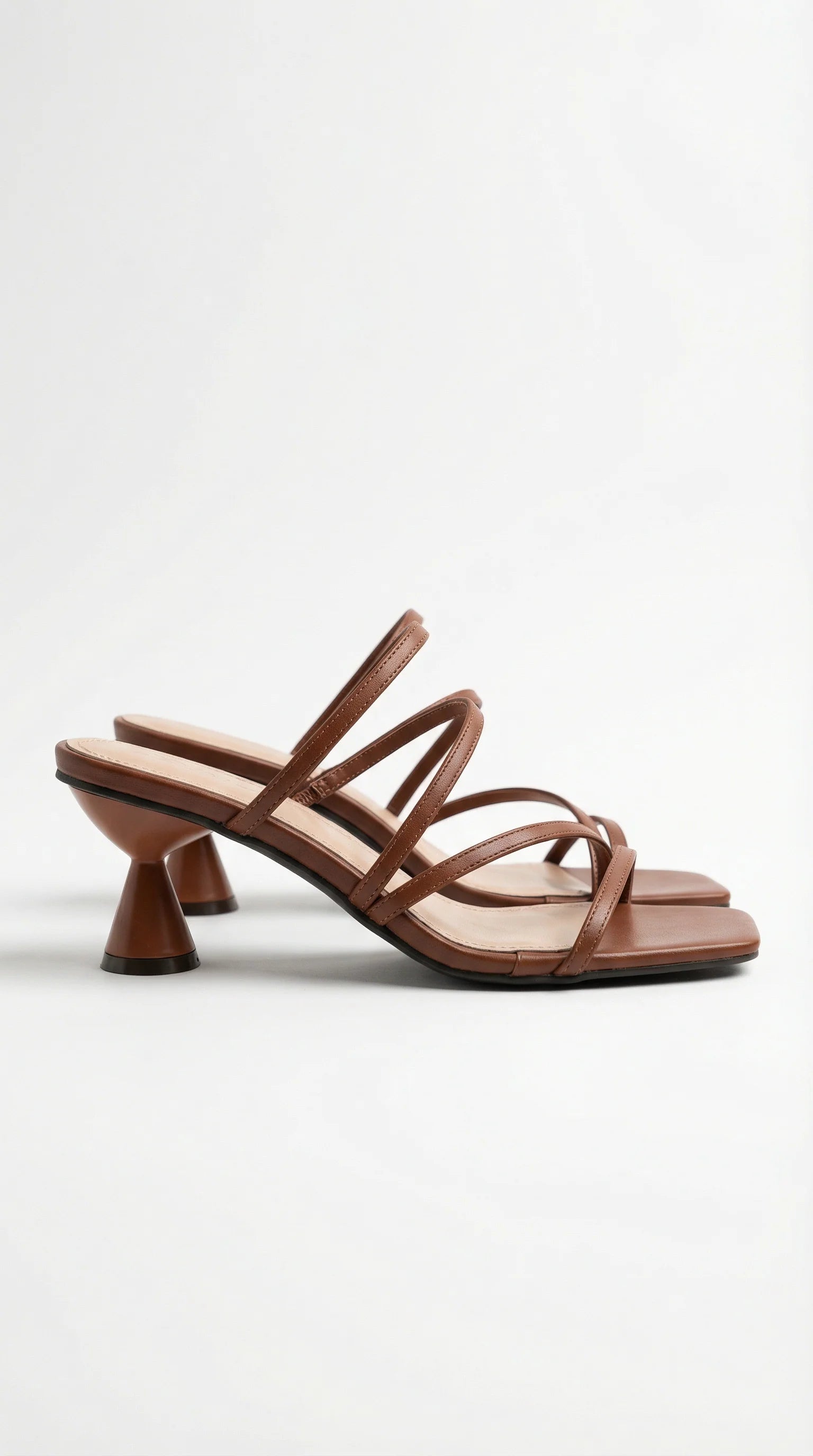 Vooraanzicht van sandalen met bandjes en vierkante teen voor zomer